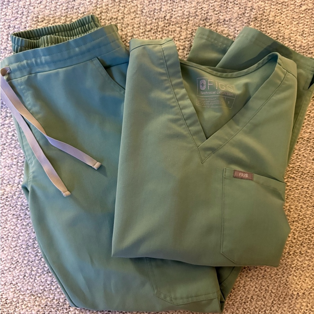 Figs Women's Mint Green Scrubs- petite